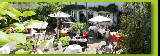 Degustation im Innenhof
