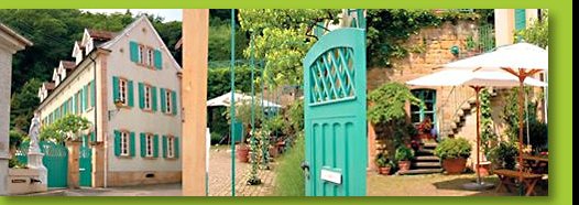 Weingut mit grünem Tor an der Deutschen Weinstrasse